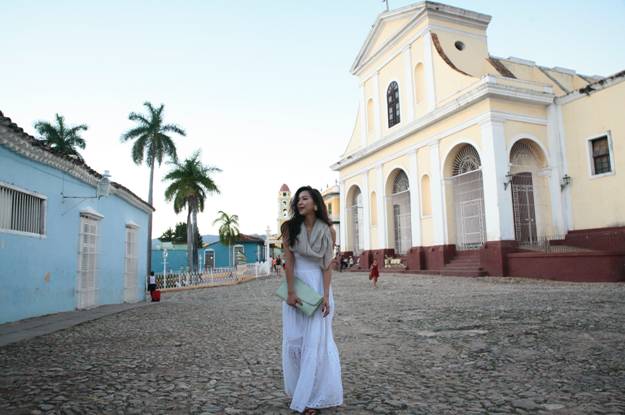 キューバの街を歩く西内ひろ