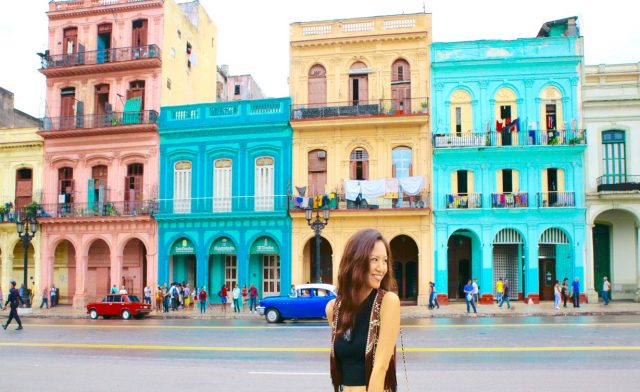 キューバの街を歩く西内ひろ