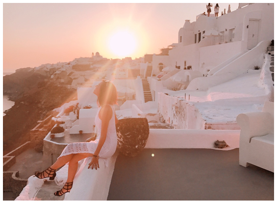 サントリーニ島の西内ひろ