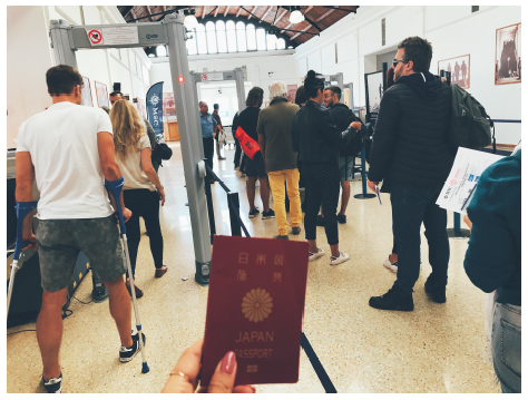 保安検査場を通過して船に