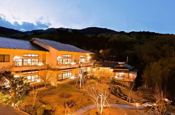 広大な2つの庭園に囲まれた自然あふれる温泉旅館で 心行くまで癒されるひとときを 伊豆熱川温泉『奈良偲の里　玉翠』